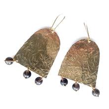 Load image into Gallery viewer, Hand hammered earrings with semi precious stone or pearls